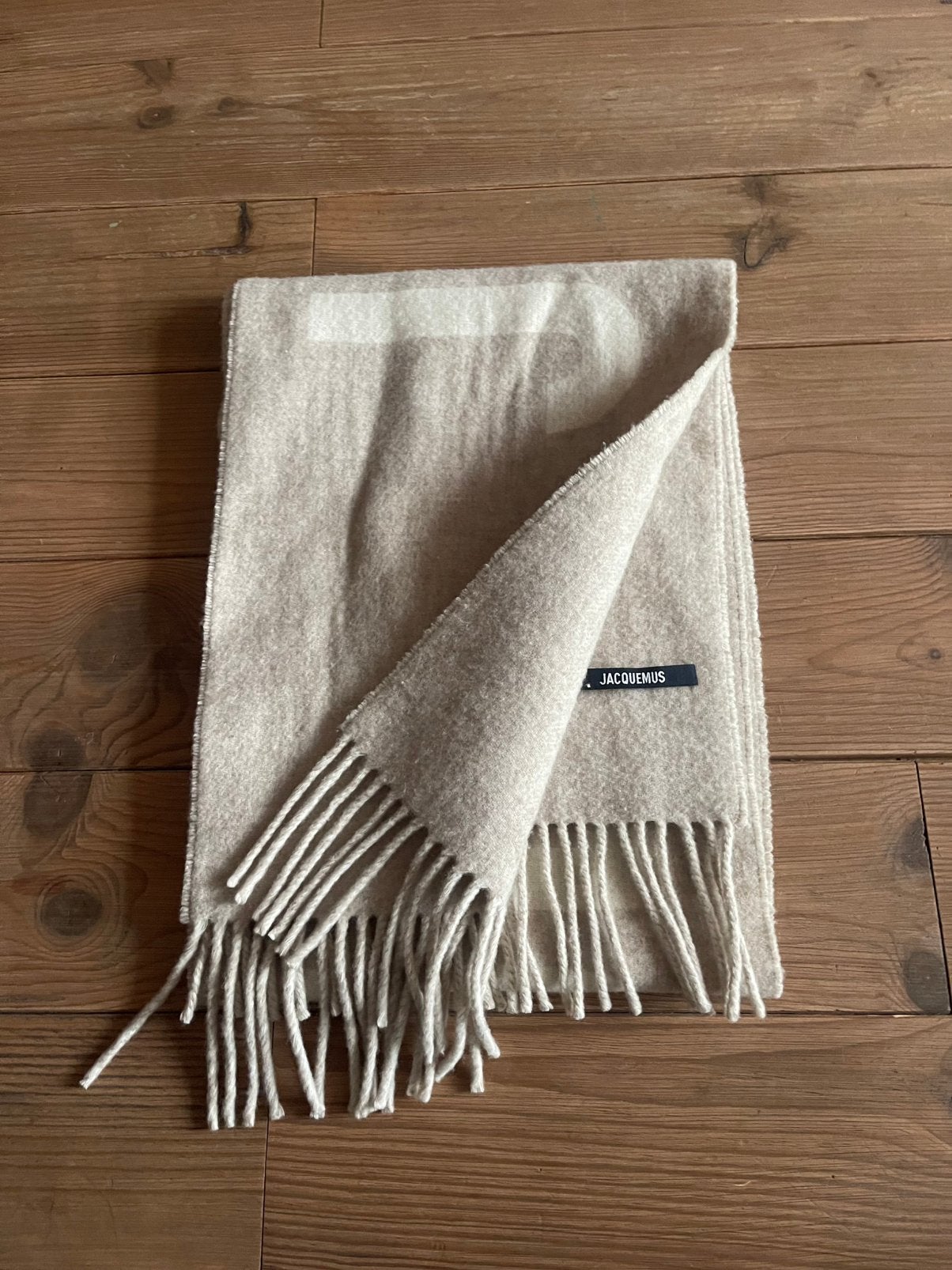 Jacquemus sjaal - Beige, Kleding | Dames, Ophalen of Verzenden, Zo goed als nieuw, Maat 46/48 (XL) of groter, Sjaal