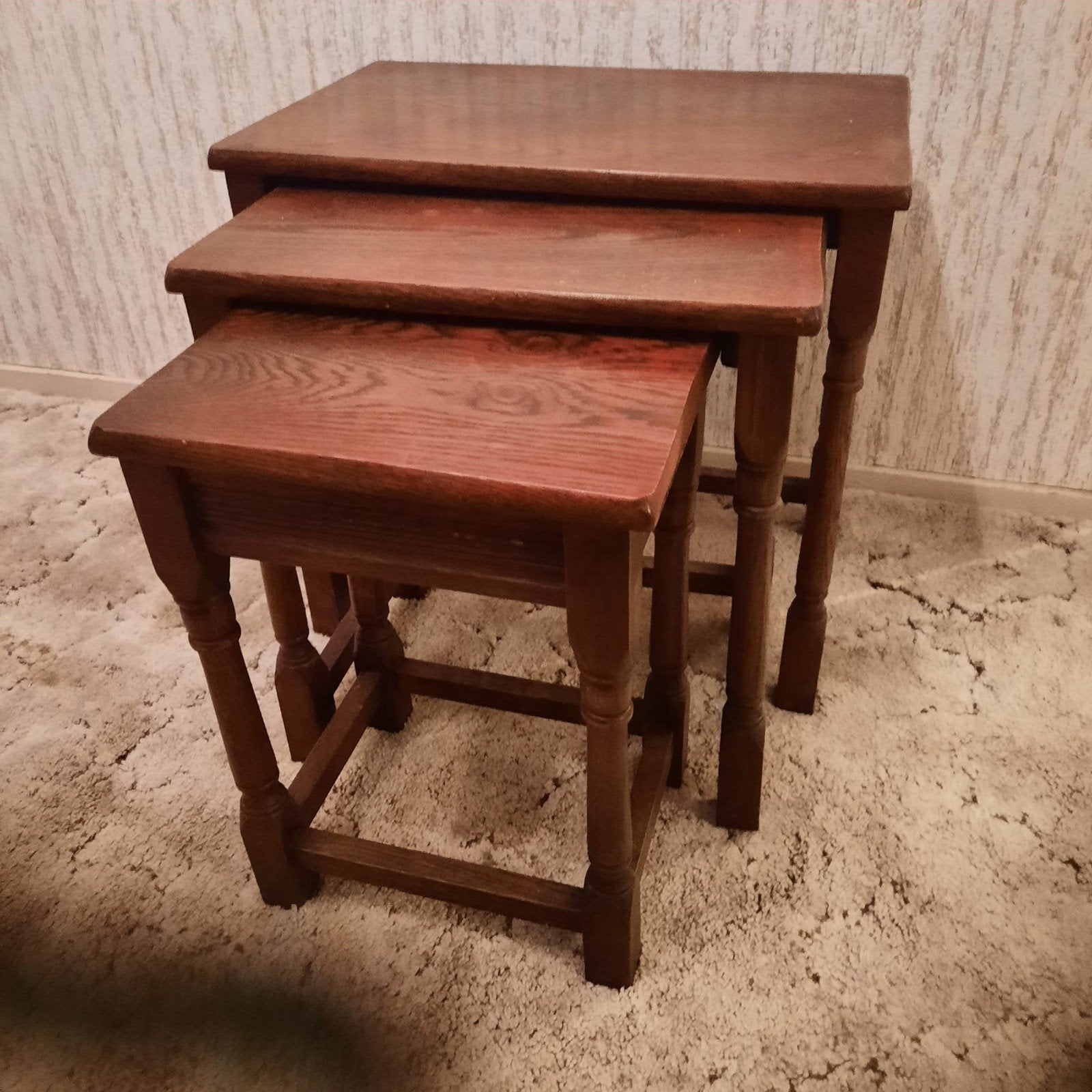 Prachtige vintage set van drie eiken houten bijzettafeltjes,, Ophalen