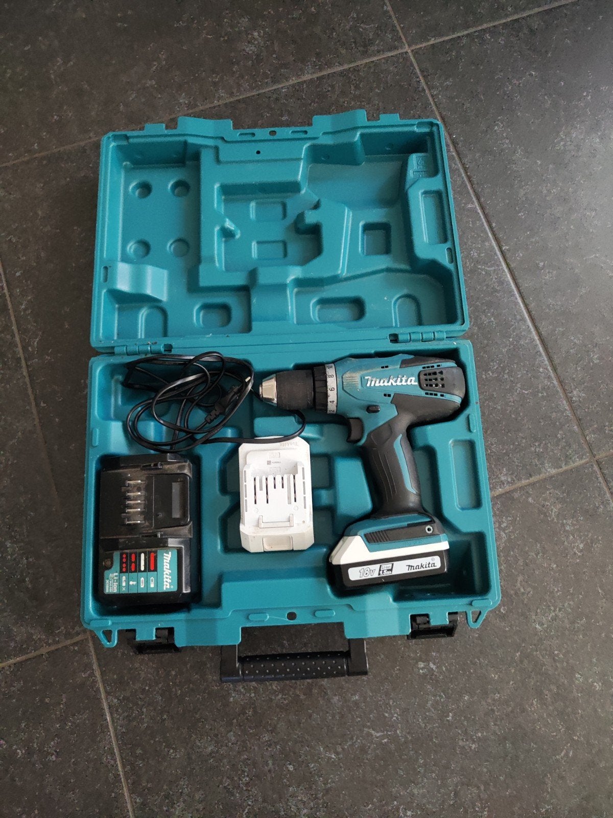 Makita DF457D Boormachine met 2 accu's en oplader, Doe-het-zelf en Verbouw, Gereedschap | Boormachines, Ophalen of Verzenden, Zo goed als nieuw