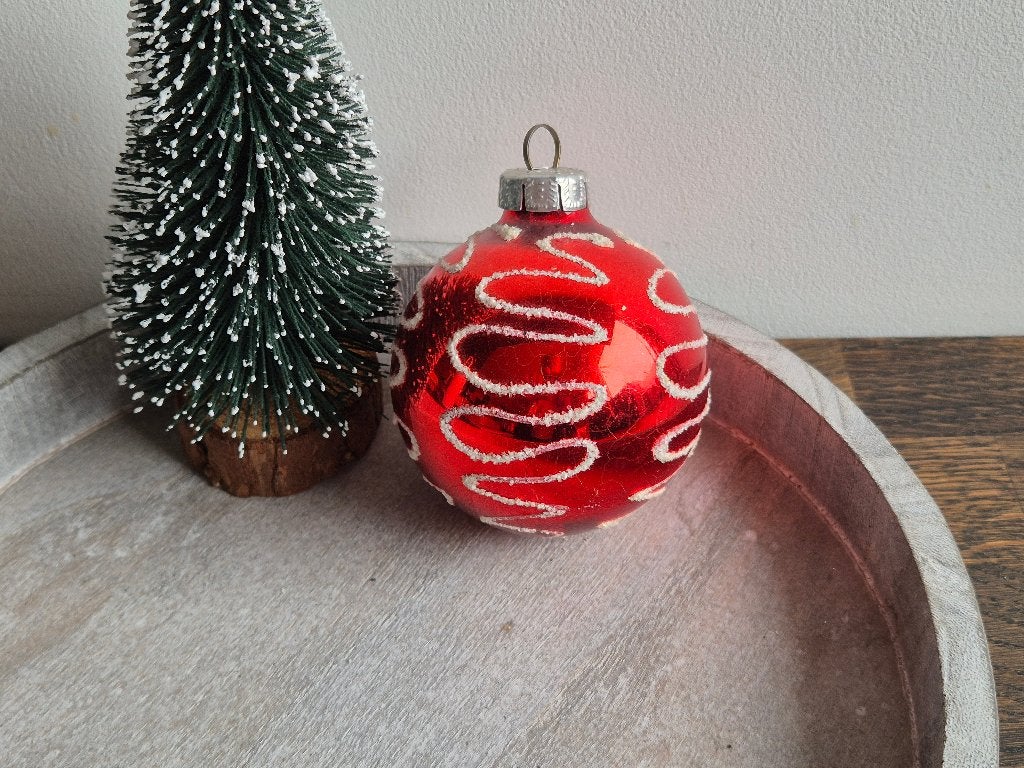 Vintage kerstbal rood met kringeltjes 551, *, Gebruikt, *, Ophalen of Verzenden