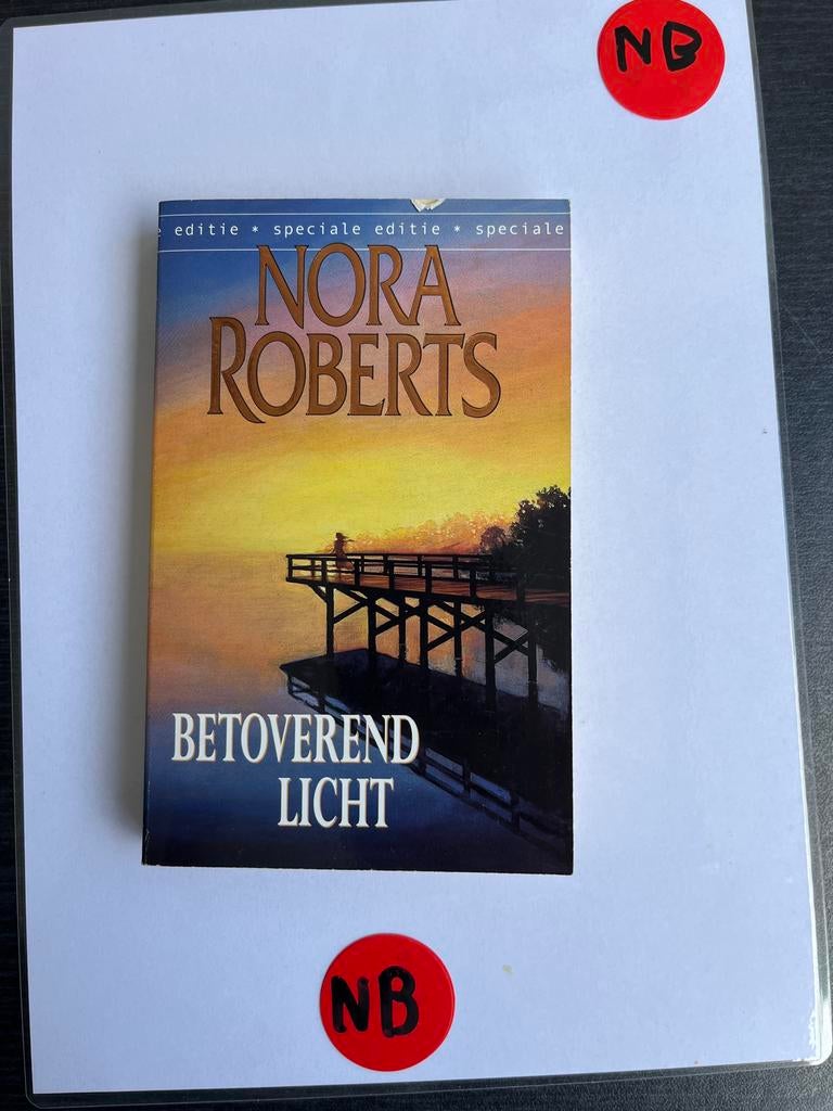 Nora Roberts - Betoverend Licht (Speciale Editie), Ophalen of Verzenden, Zo goed als nieuw, Nederland