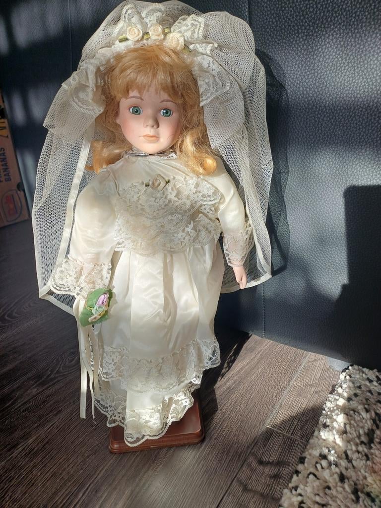 Vintage Porseleinen Bruidspop met Sluier en Boeket, Ophalen of Verzenden, Gebruikt, Pop