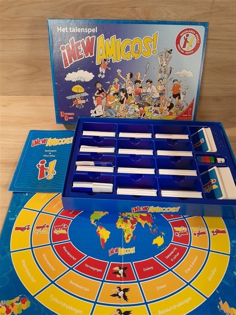 New Amigos - Het talenspel - Engels - Nederlands - s5863, Hobby en Vrije tijd, Gezelschapsspellen | Bordspellen, Verzenden, Zo goed als nieuw