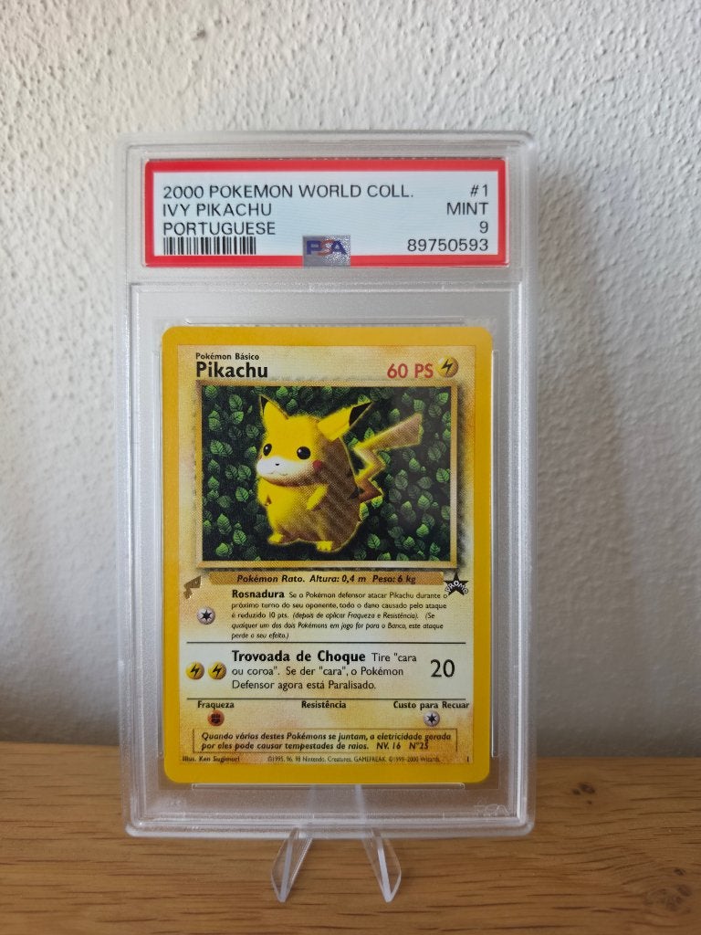 Pokémon Ivy Pikachu PSA 9 - World Collection promo (PT), Ophalen of Verzenden, Zo goed als nieuw, Losse kaart