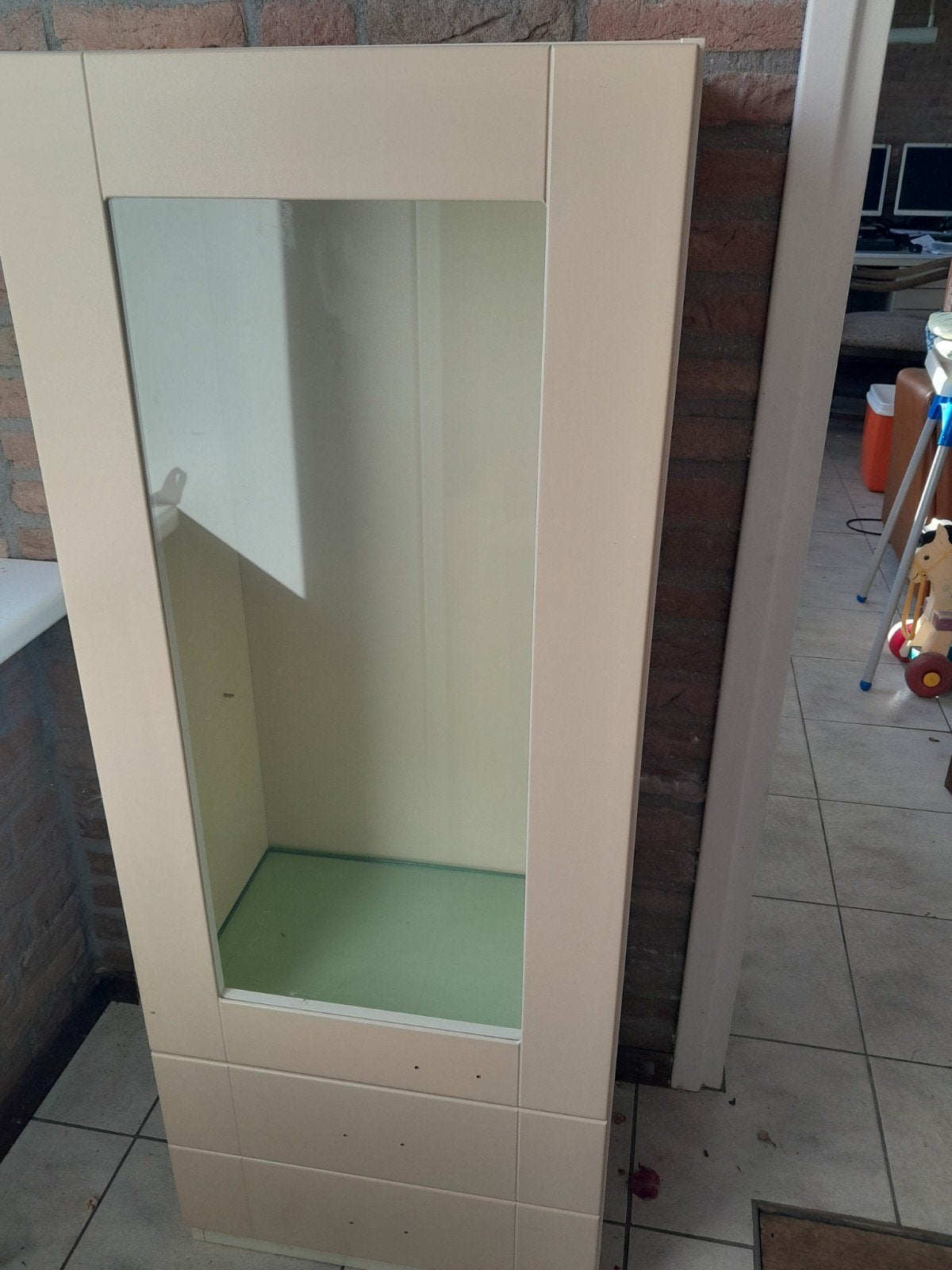 Glazen vitrinekast - Beige met groene accenten, Modern, functioneel, Overige houtsoorten, 150 tot 200 cm, 25 tot 50 cm