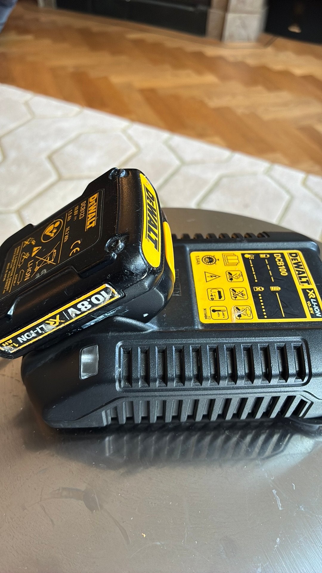 Dewalt accu en lader DCB100 en DCB123 12v, Ophalen of Verzenden, Zo goed als nieuw
