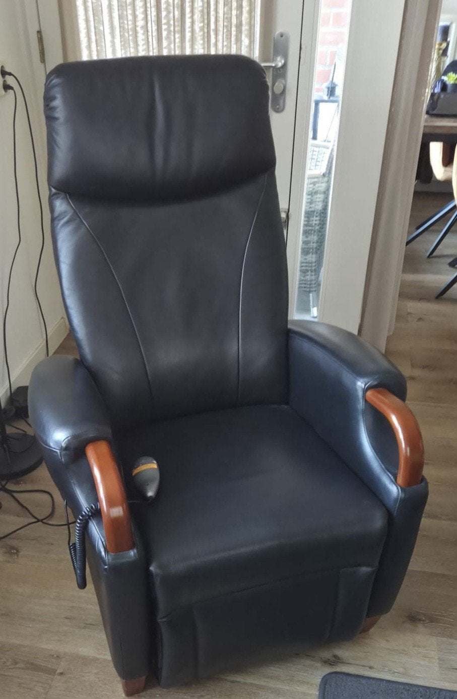 zwarte leren sta op relax stoel, Ophalen, Gebruikt, Klassiek, Comfortabel, 75 tot 100 cm
