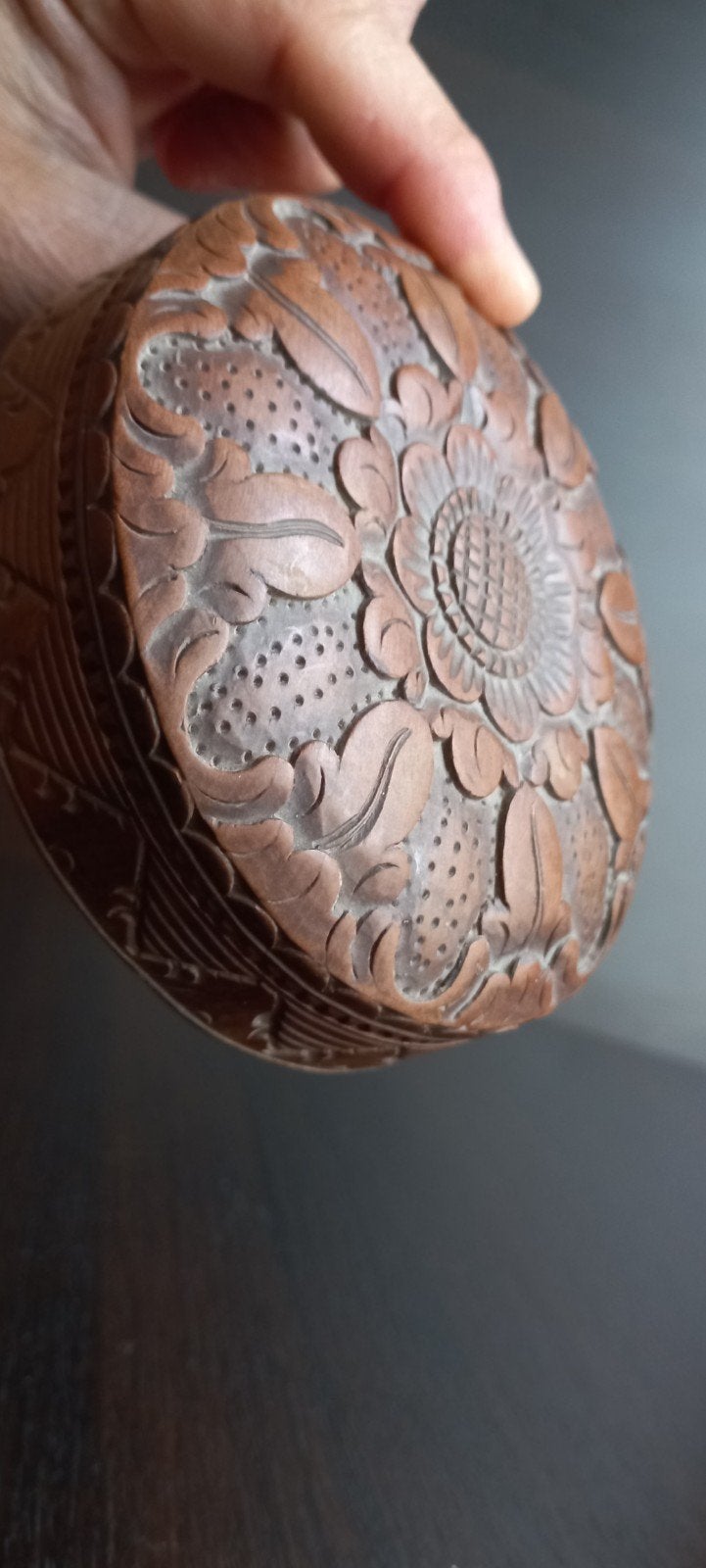Handgesneden houten sieradendoosje met bloemmotief, Antiek en Kunst, Ophalen of Verzenden