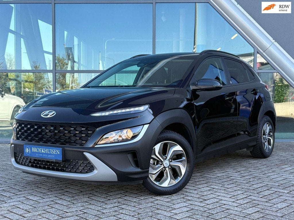 Hyundai Kona 1.6 GDI HEV Comfort Smart 141pk Camera / Trekha, Auto's, Stof, Gebruikt, Zwart, Bedrijf