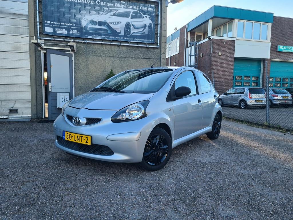 Toyota Aygo 1.0 12V Vvt-i 5DRS 2010 Grijs Airco 1e Eigenaar, Voorwielaandrijving, Euro 5, Stof, Zwart
