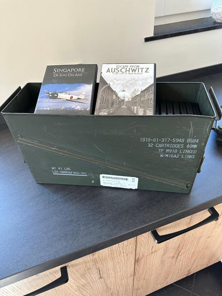 Militaire munitiekist met DVD's: Singapore & Auschwitz, Vanaf 16 jaar, Ophalen of Verzenden, Gebruikt