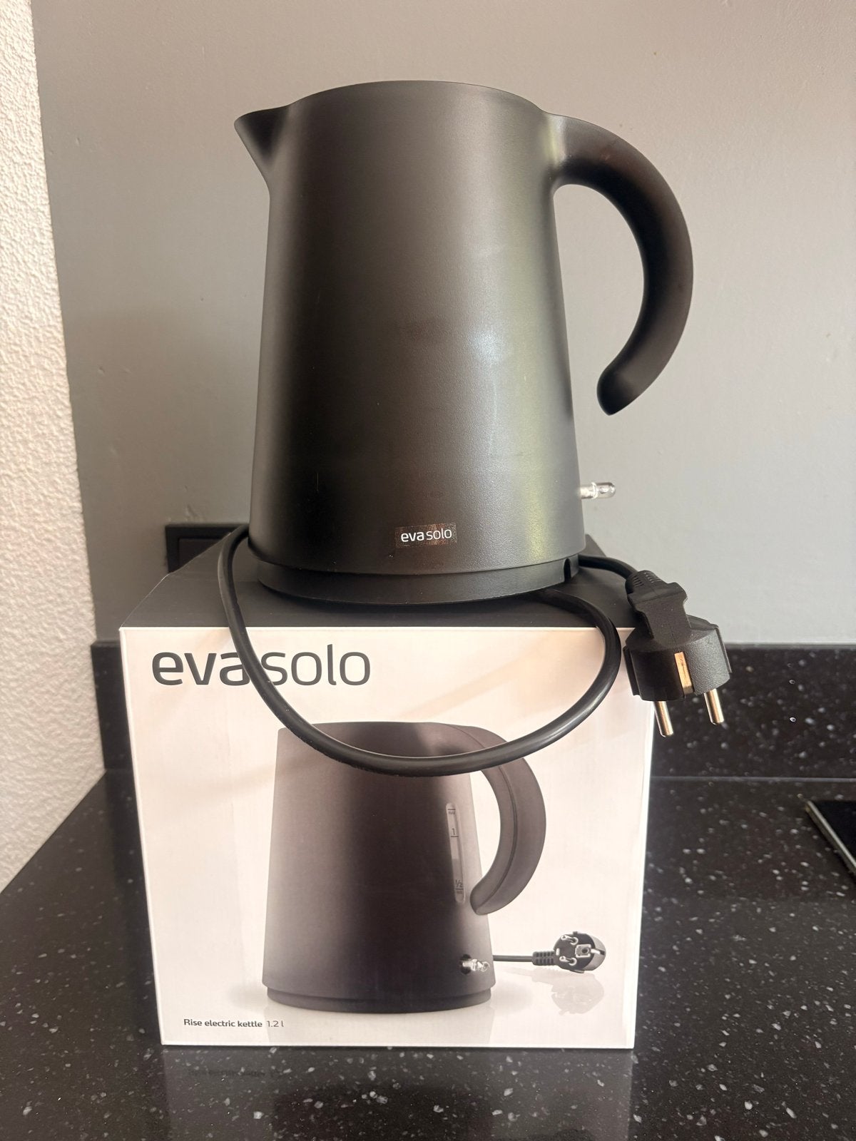 Eva Solo Rise Waterkoker 1.2L Matzwart - Zo goed als nieuw, 1 tot 2 liter, Ophalen of Verzenden, Zo goed als nieuw, Draadloos