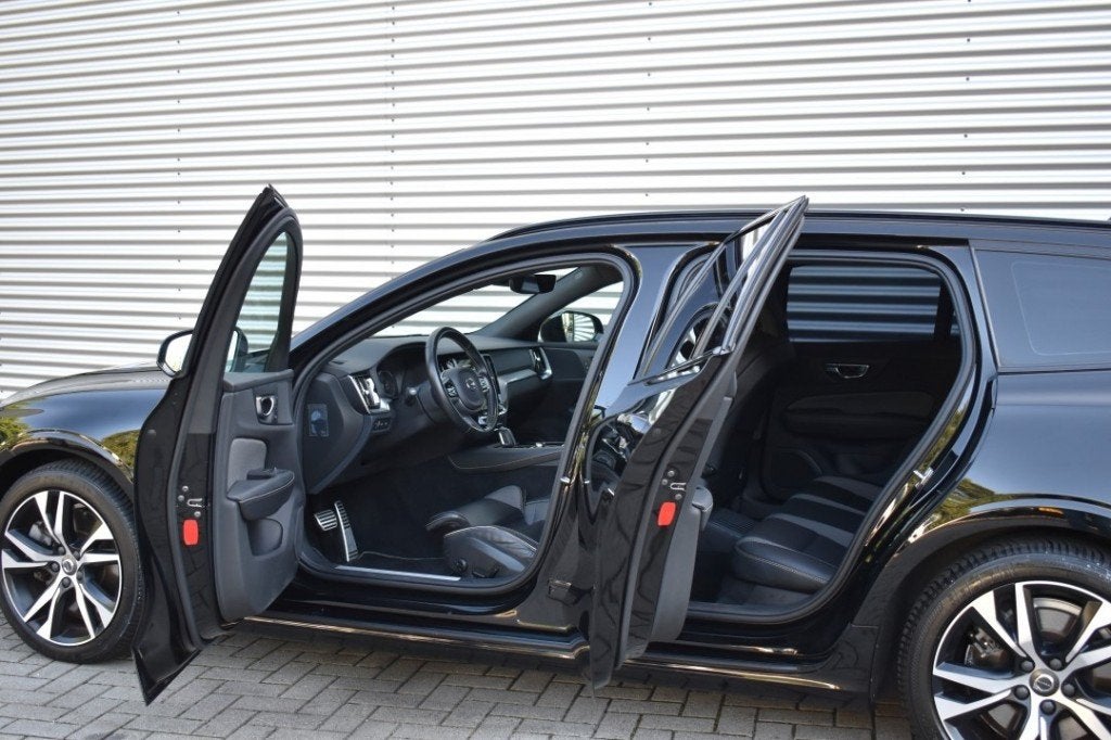 Volvo V60 2.0 T6 AWD RECHARGE. R-DESIGN / STOEL+STW VERW. /, Auto's, Volvo, Gebruikt, 4 cilinders, Zwart, Leder