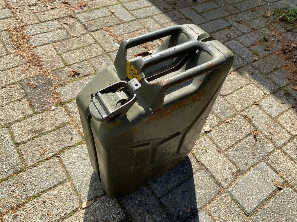 stalen jerrycans, Ophalen