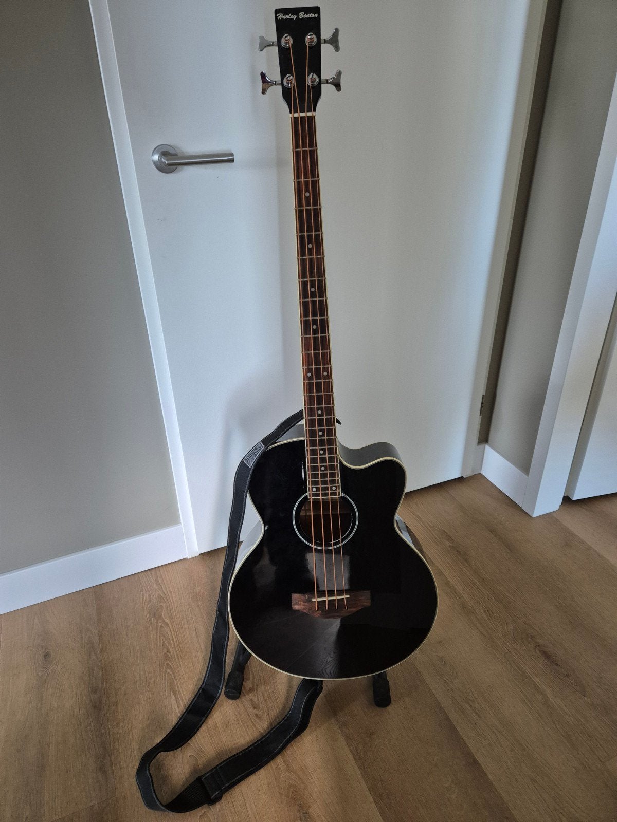 Harley Benton semi-akoestische basgitaar met tas en riem, Ophalen of Verzenden, Zo goed als nieuw, Semi-akoestisch