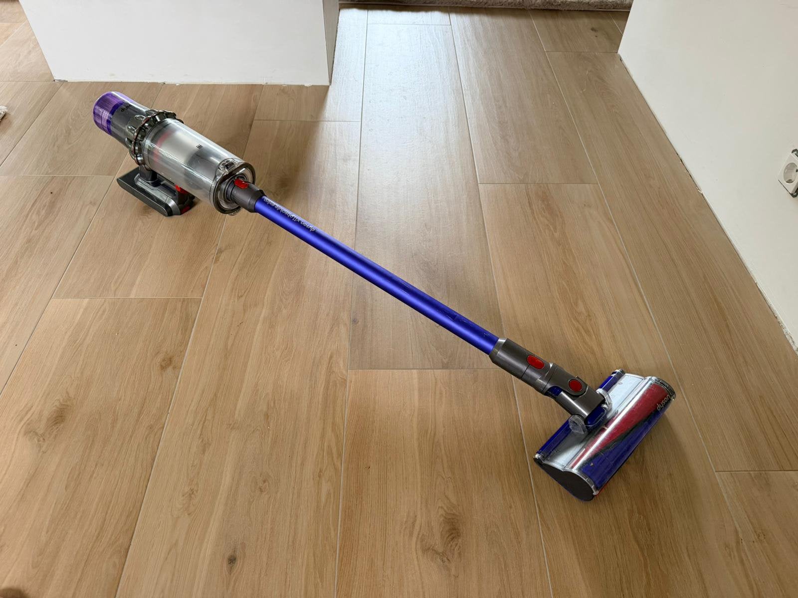 Tekoop: Dyson V11 Absolute extra  met Dyson dockingstation, Witgoed en Apparatuur, Ophalen, Zo goed als nieuw, Steelstofzuiger