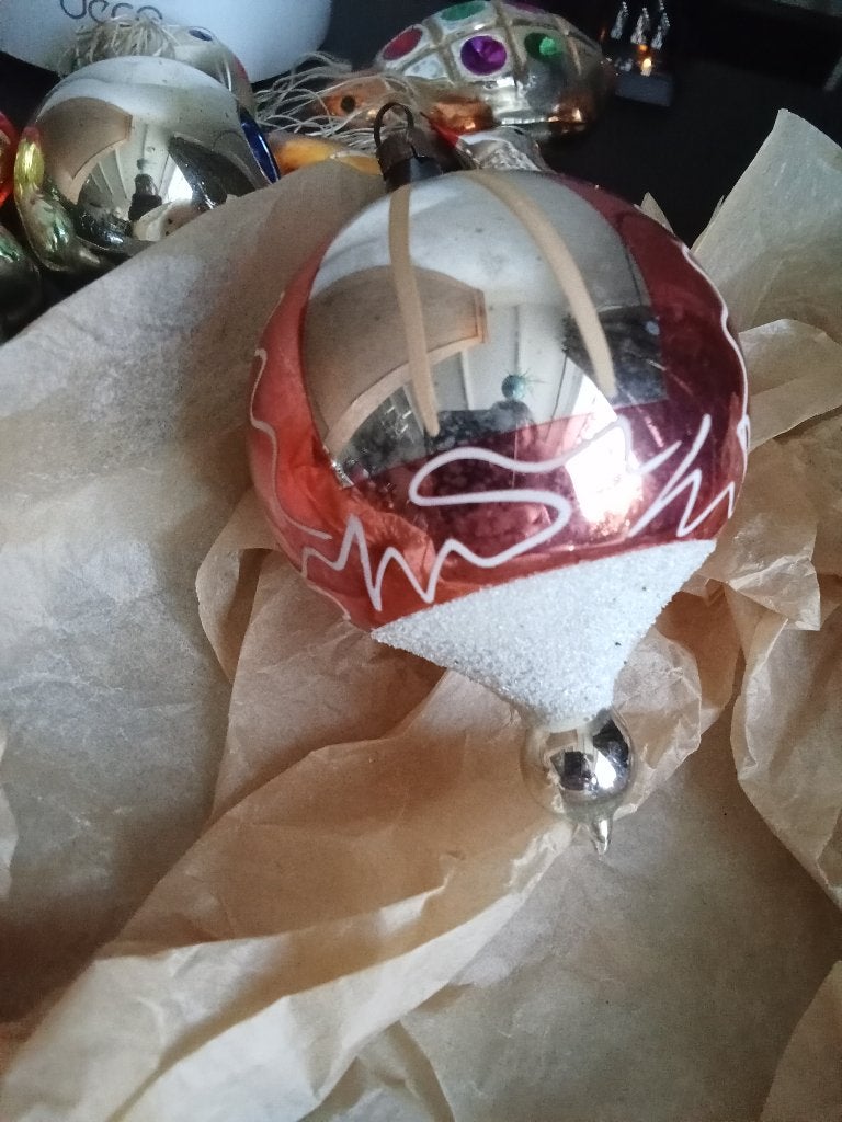 mooie rood zilver en gesuikerde oude glazen kerstbal, Ophalen of Verzenden, Gebruikt