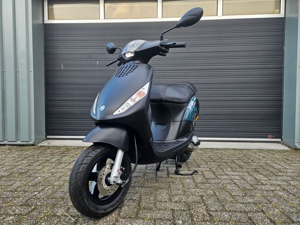 Foto 7 van PIAGGIO  ZIP 50 2T BJ2015 MAT ZWART 2375KM NL TOPSTAAT!!