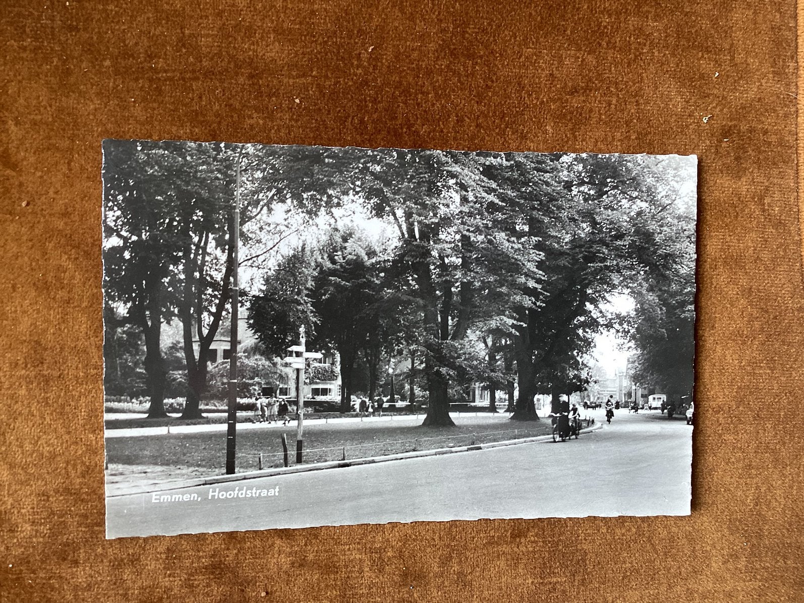 Emmen. Hoofdstraat. Fietsers,wandelaars, 1958, Ophalen of Verzenden, 1940 tot 1960, Drenthe