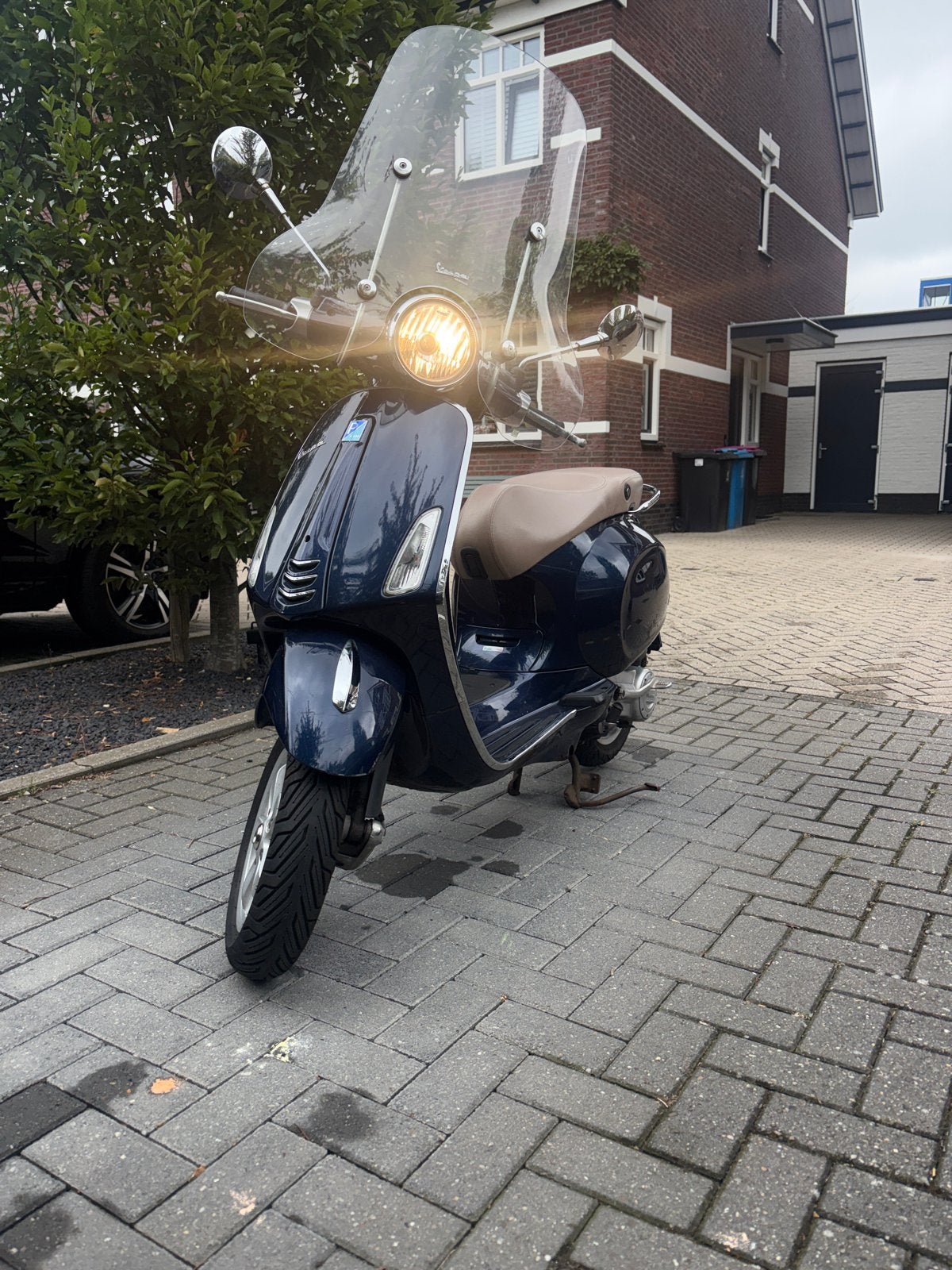 Vespa Primavera 45 km/u - Donkerblauw met windscherm, Fietsen en Brommers, Scooters | Vespa, Ophalen, Gebruikt, Benzine, Overige modellen