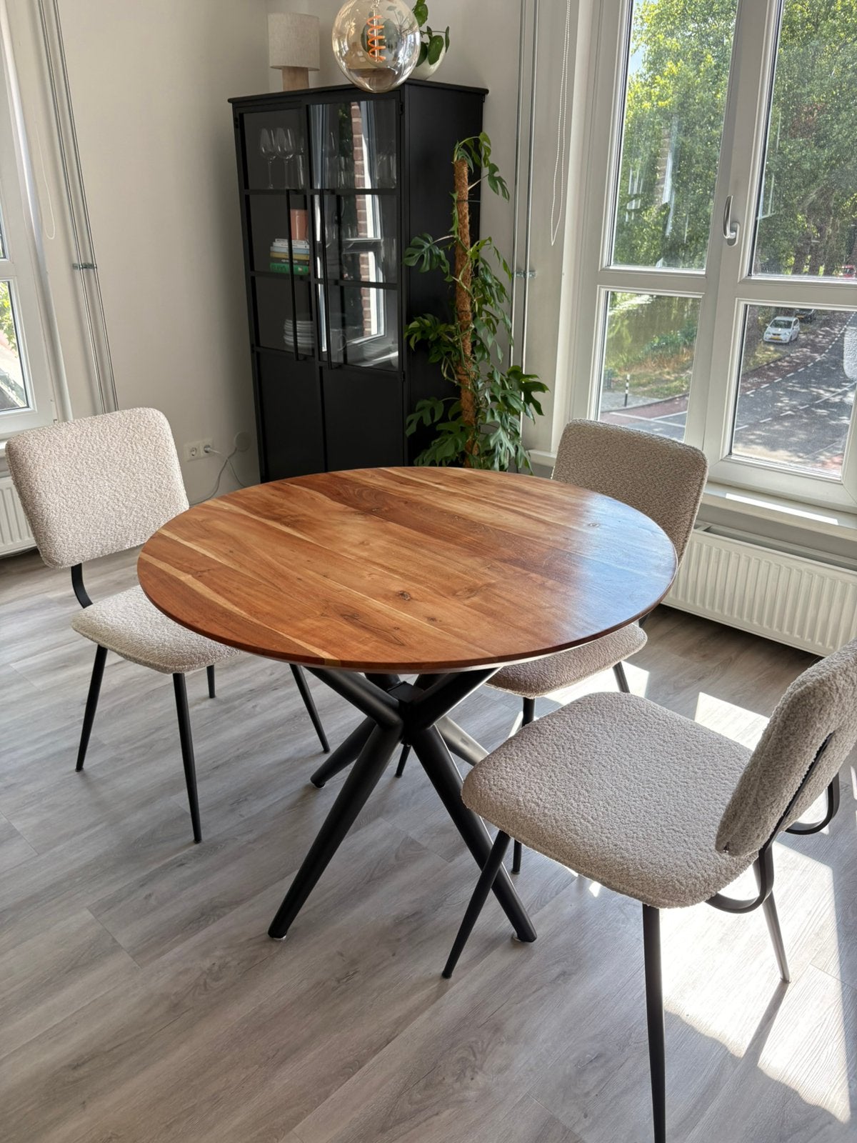 Ronde eetkamer tafel van acacia hout. 100 cm breed., Ophalen, 100 tot 150 cm, Rond, Zo goed als nieuw