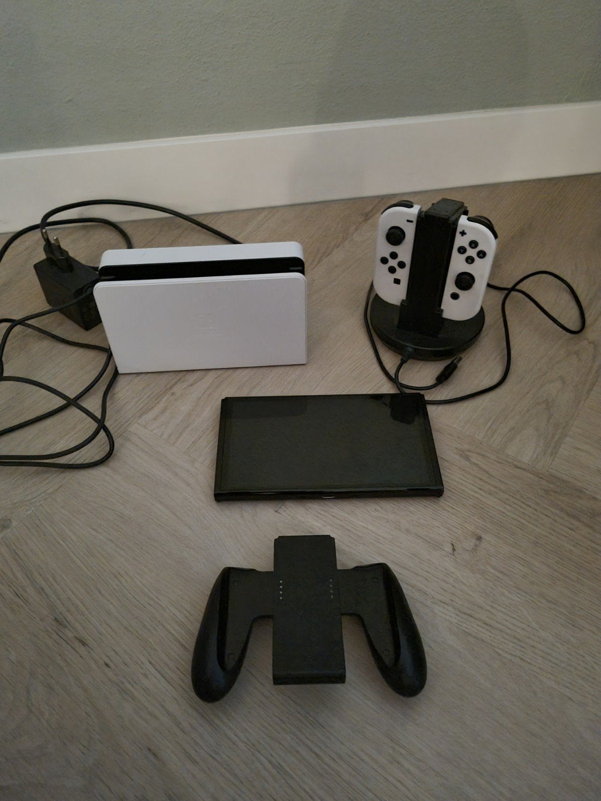 Foto 3 van Nintendo Switch OLED met 2 games en accessoires
