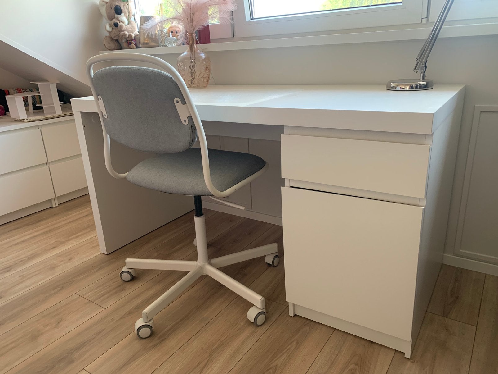 IKEA MALM Bureau met Ladeblok 140x65 cm + Stoel + Lamp, Ophalen, Gebruikt, 65 cm, Demontabel