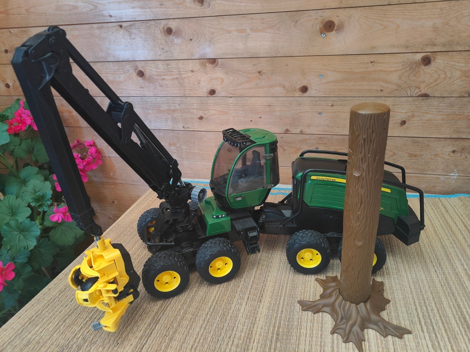Bruder John Deere 1270G Combine met 1 Boomstam, Ophalen of Verzenden