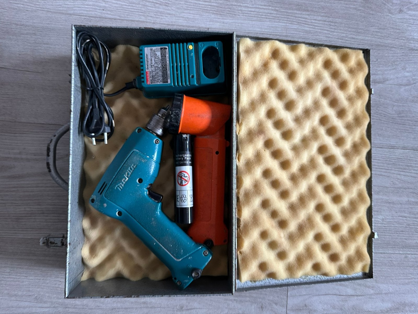 Makita 7,2 v schroefboor machine + lamp, Ophalen of Verzenden, Gebruikt, Boor- en Schroefmachine
