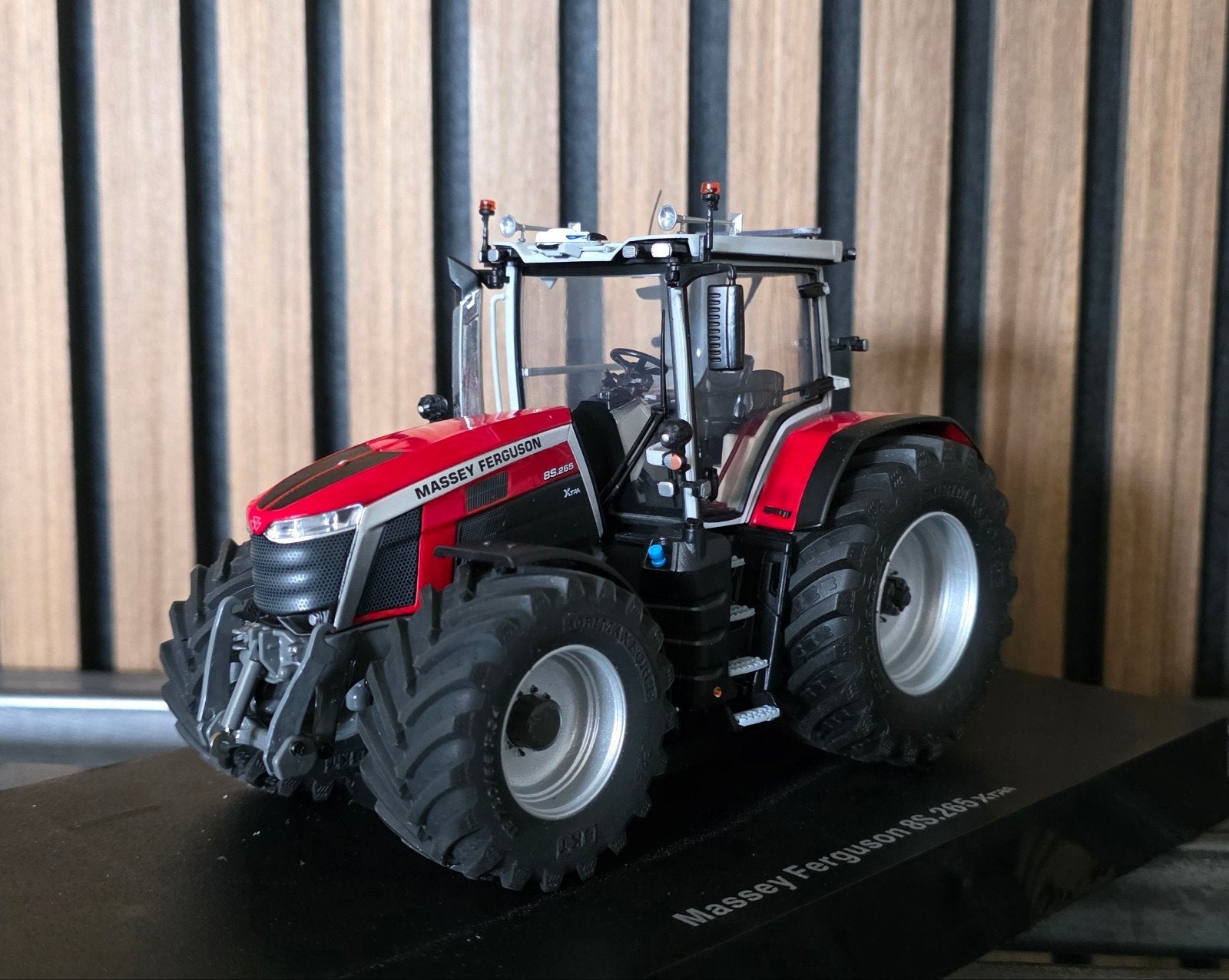 Verbouwde Massey Ferguson 8S.265 Xtra 1:32, Hobby en Vrije tijd, Ophalen of Verzenden, Nieuw, Tractor of Landbouw, Universal Hobbies
