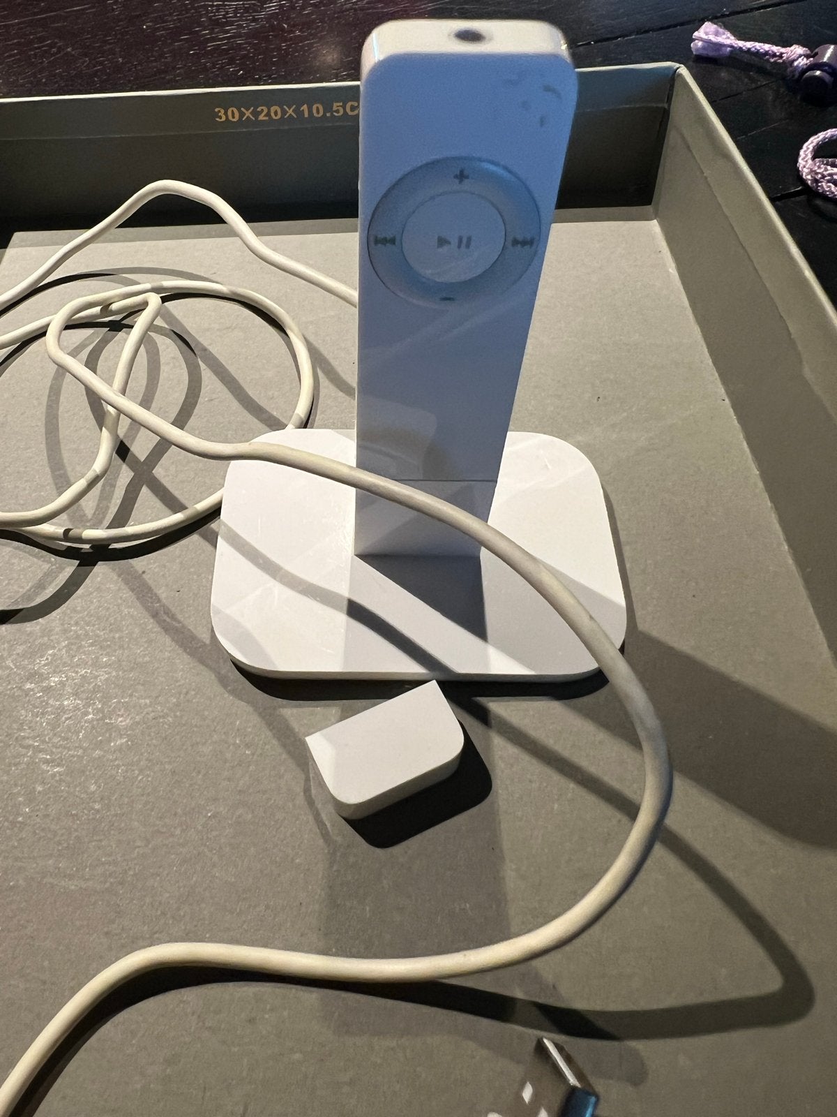 Apple iPod Shuffle met Docking Station, Shuffle, Zo goed als nieuw, Zilver, Minder dan 2 GB