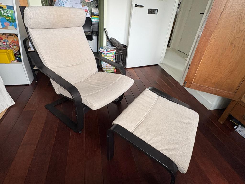 POÄNG Fauteuil met voetenbank, zwartbruin/Hillared beige, Huis en Inrichting, Fauteuils, Ophalen, 75 tot 100 cm, Zo goed als nieuw