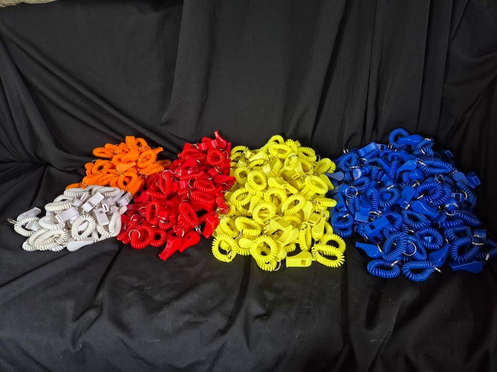 232 fluitje aan armbandje sportfluit in 4 kleuren, Ophalen of Verzenden, Zo goed als nieuw, Kunststof of Plastic