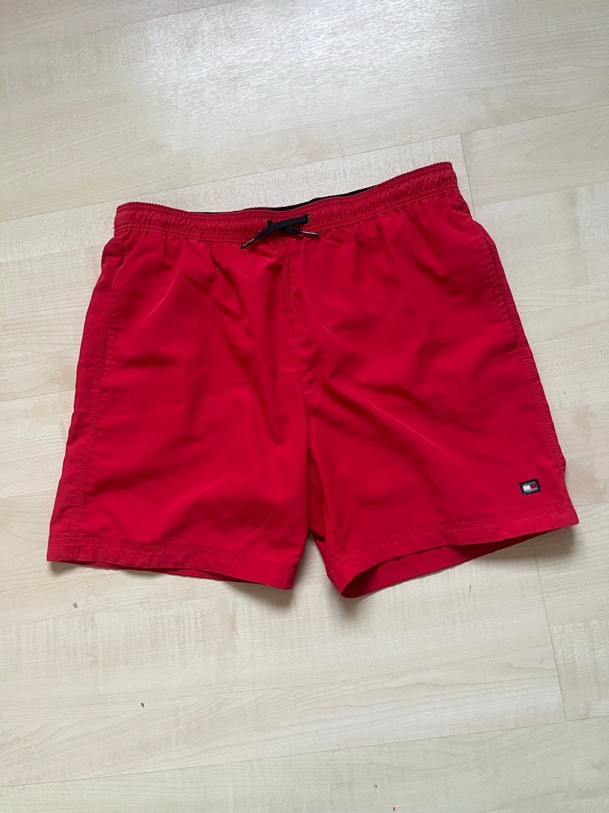 Tommy Hilfiger zwembroek rood maat 14-16 (164), Ophalen of Verzenden, Zo goed als nieuw, Jongen, Sport- of Zwemkleding
