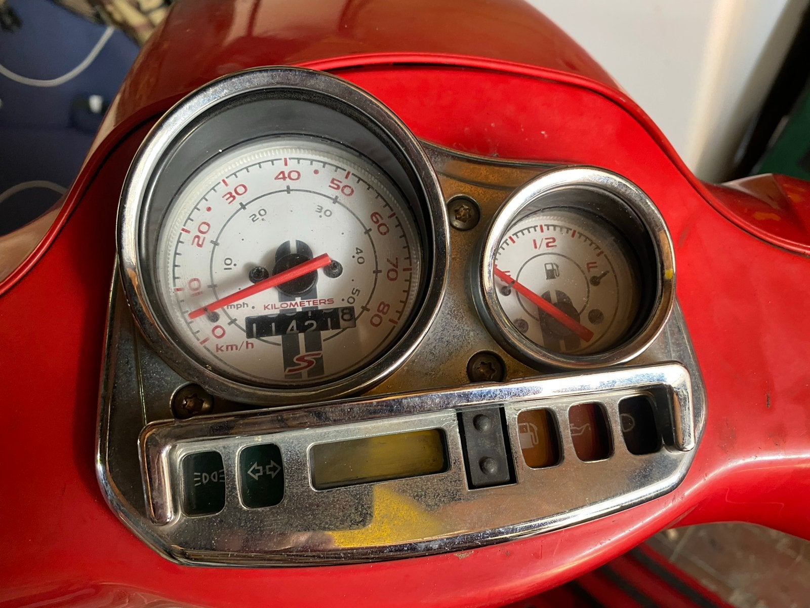 Rode Vespa S Scooter - gezocht: km teller/dashbord, Ophalen of Verzenden, Gebruikt, Benzine, Vespa S