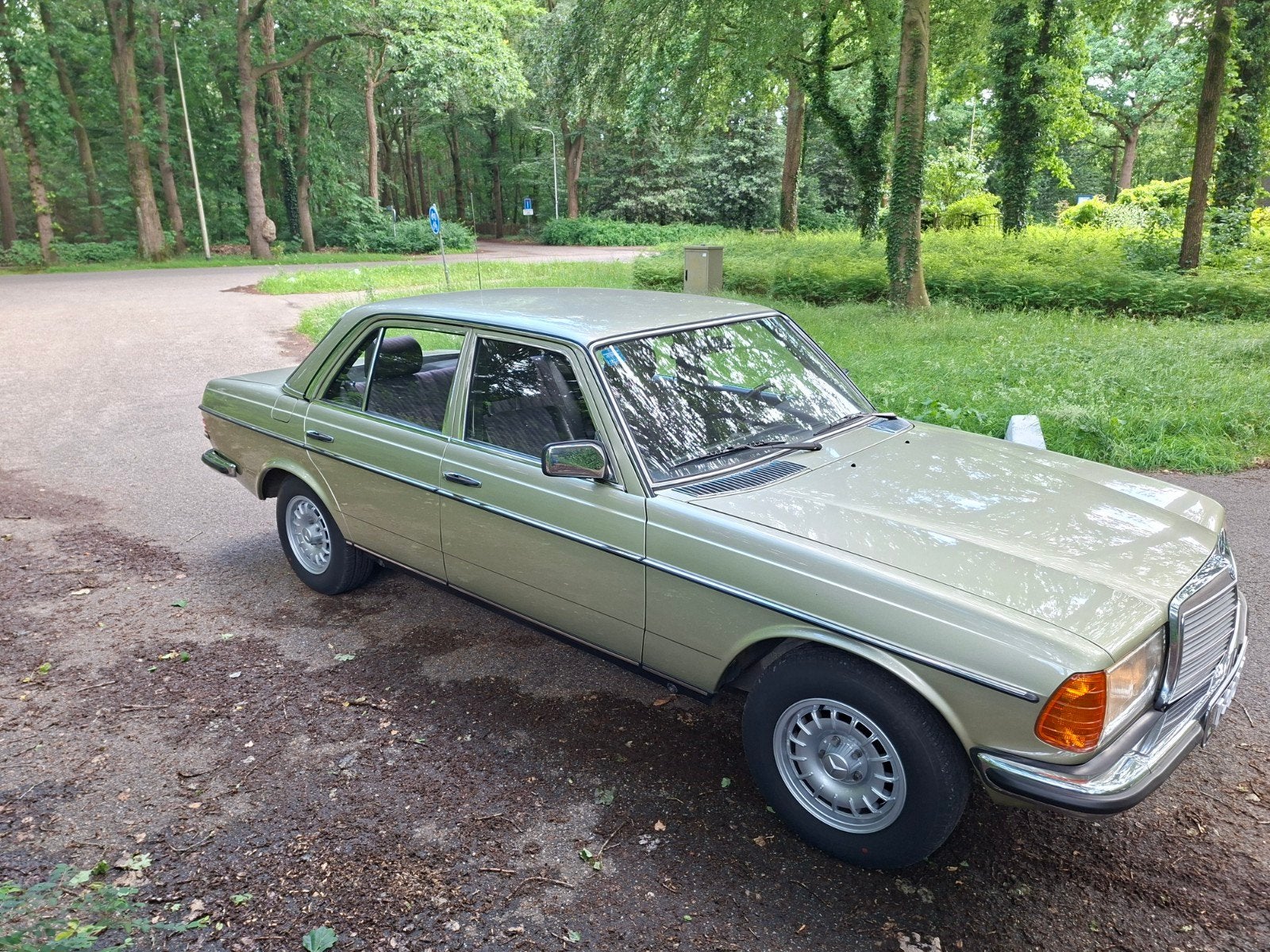 Mercedes-Benz 280E 6 cilinder W123 met lage km. stand!, Auto's, Achterwielaandrijving, Zwart, 4 stoelen, Leder en Stof