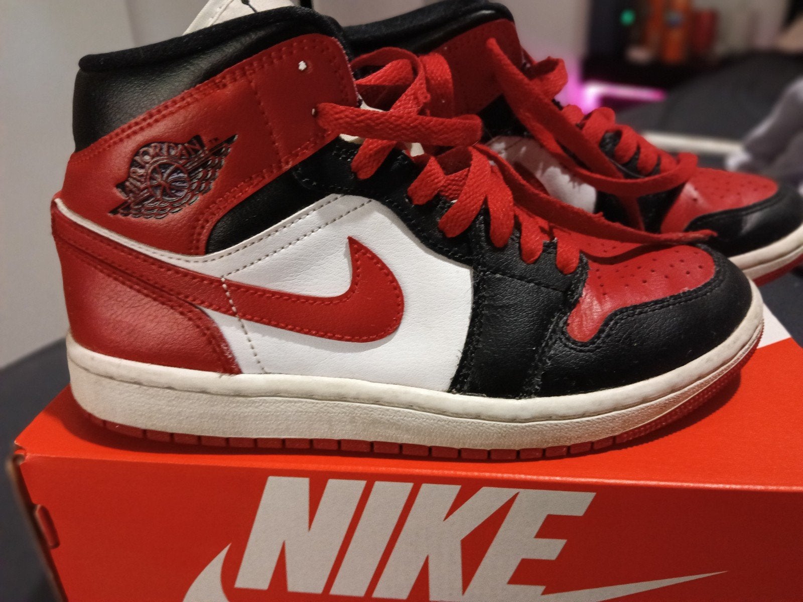 Nike Air Jordan 1 Mid (GS) - Rood/Zwart/Wit - Maat 36, Gebruikt, Ophalen of Verzenden, Nike Jordan, Jongen of Meisje