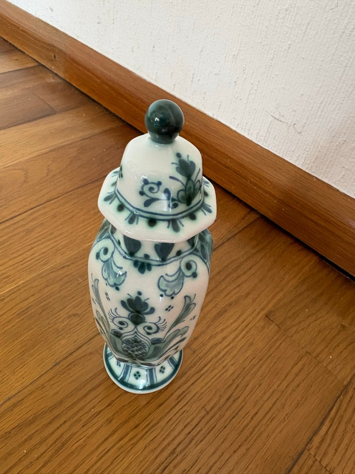 Delfts Blauw vaasje en bord met bloemmotief, Ophalen