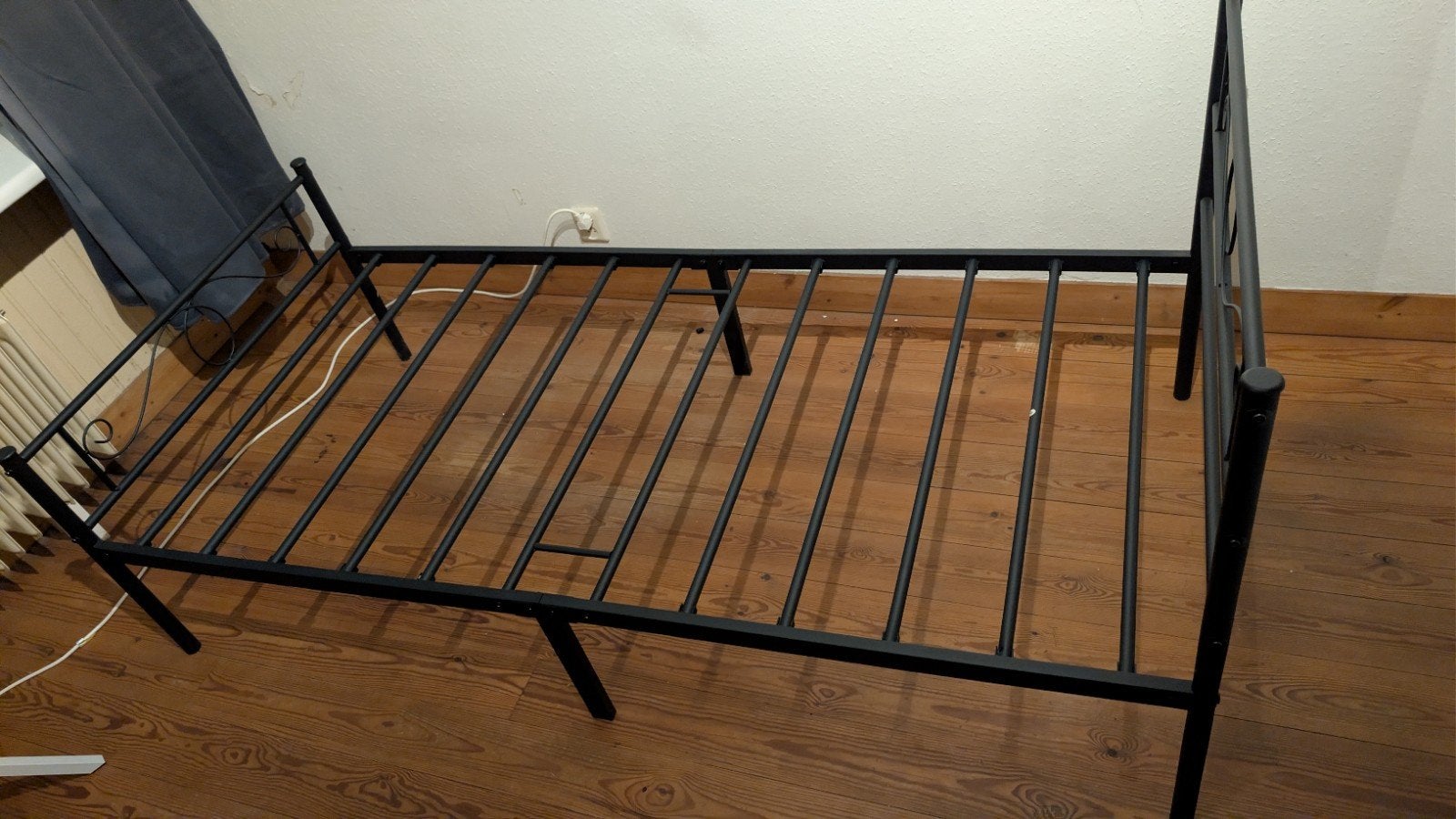 Zwart metalen eenpersoonsbed met spiraalbodem, Huis en Inrichting, Ophalen, Gebruikt, 90 cm, Eenpersoons