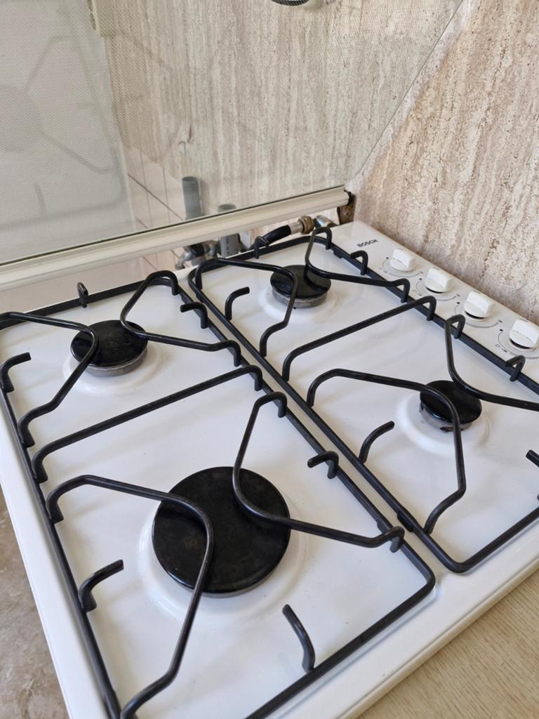Bosch gasfornuis met 4 kookzones en glazen deksel, Witgoed en Apparatuur, Kookplaten, Gebruikt, Gas, Vrijstaand, 4 kookzones