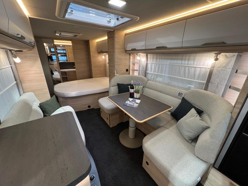 Knaus Sudwind 650 PXB queensbed, bomvol opties, Caravans en Kamperen, Caravans, Rondzit, Bedrijf, Schokbreker, Tot en met 4
