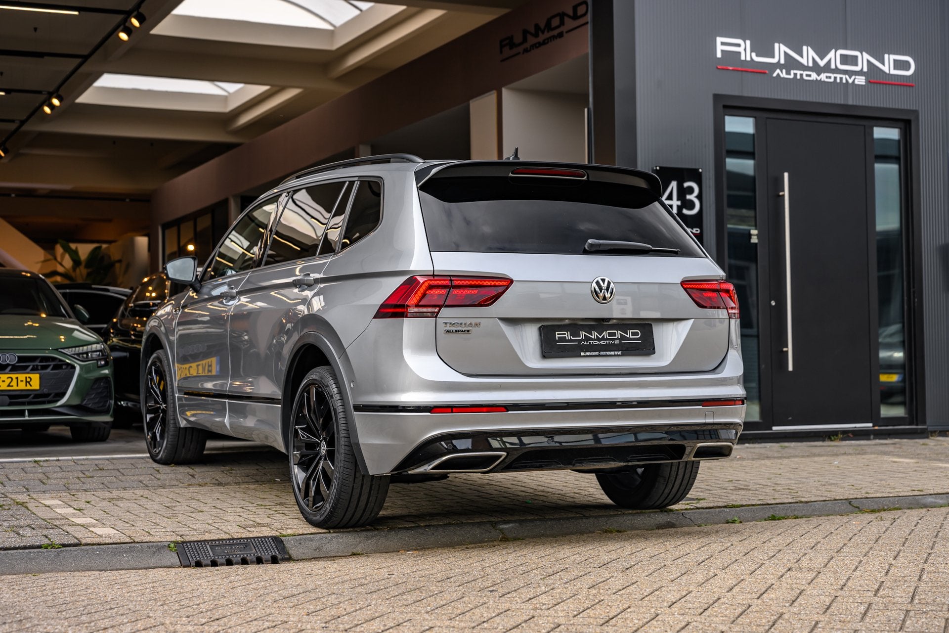 Volkswagen Tiguan Allspace 1.5 TSI Highline Business R |Pano, Dealer onderhouden, Zwart, 150 pk, Bedrijf