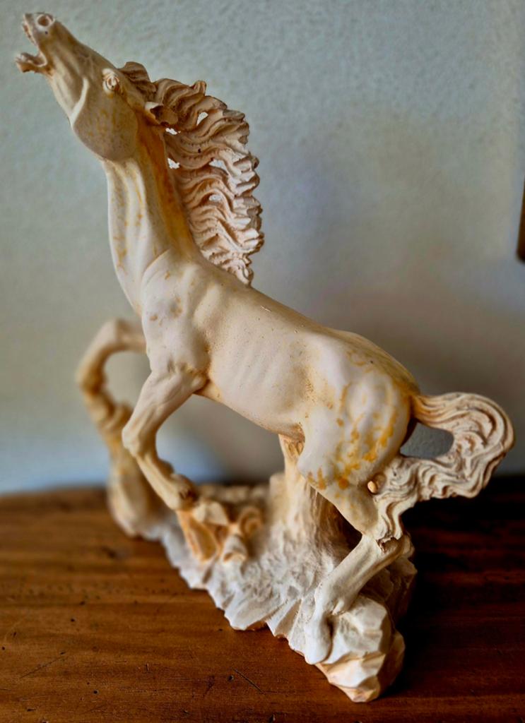 Vintage beeld van een steigerend paard., Ophalen of Verzenden, Zo goed als nieuw, Paard, Beeldje of Figuurtje