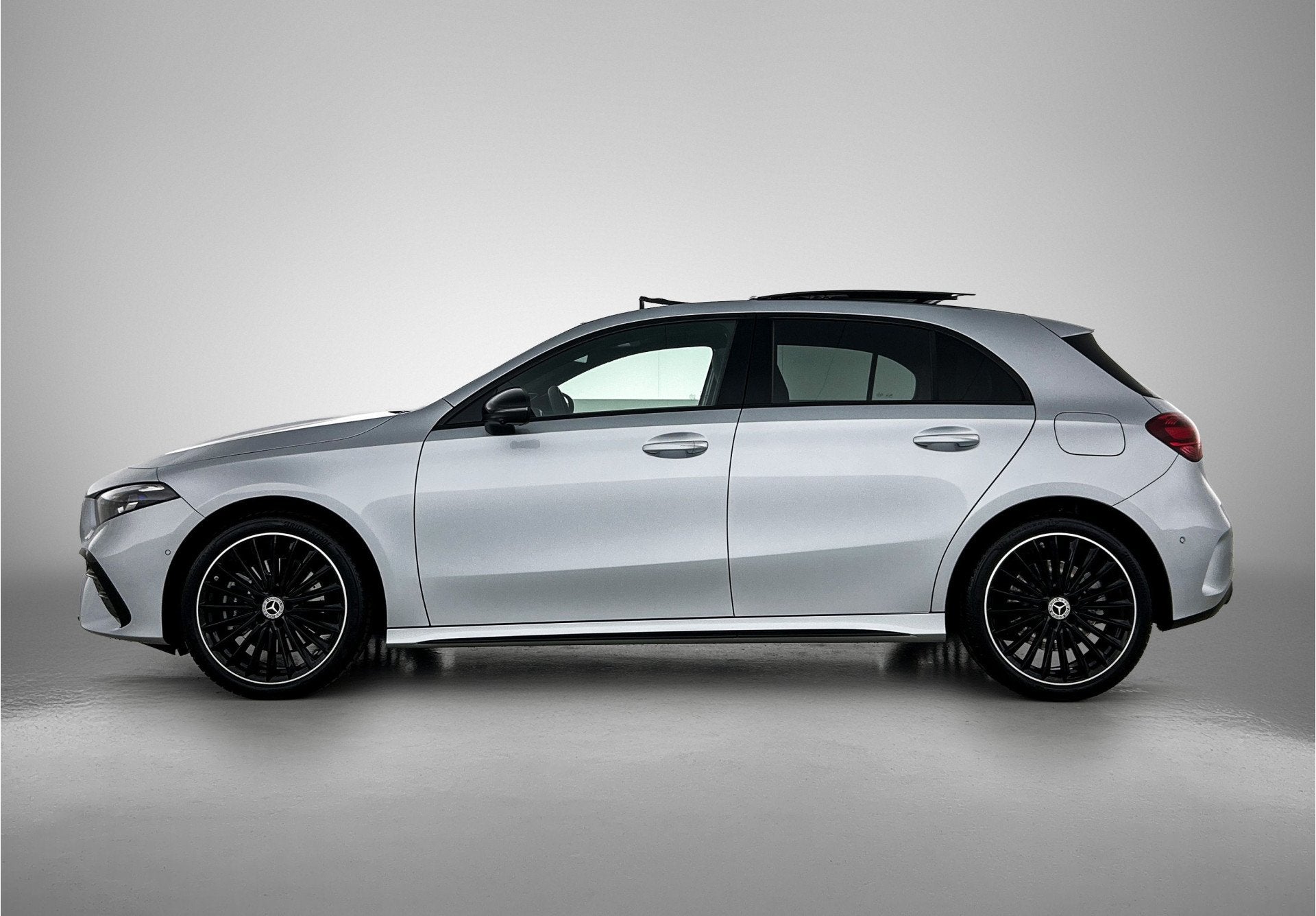 Mercedes-Benz A-Klasse 250 e 140 Year Edition | Premium Plus, Auto's, Mercedes-Benz, Zwart, 4 cilinders, 15 kWh, Nieuw