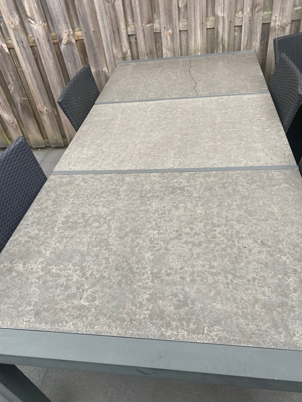 Zware ijzeren tafel met drie stoelen, Ophalen, Gebruikt, Rond, Metaal
