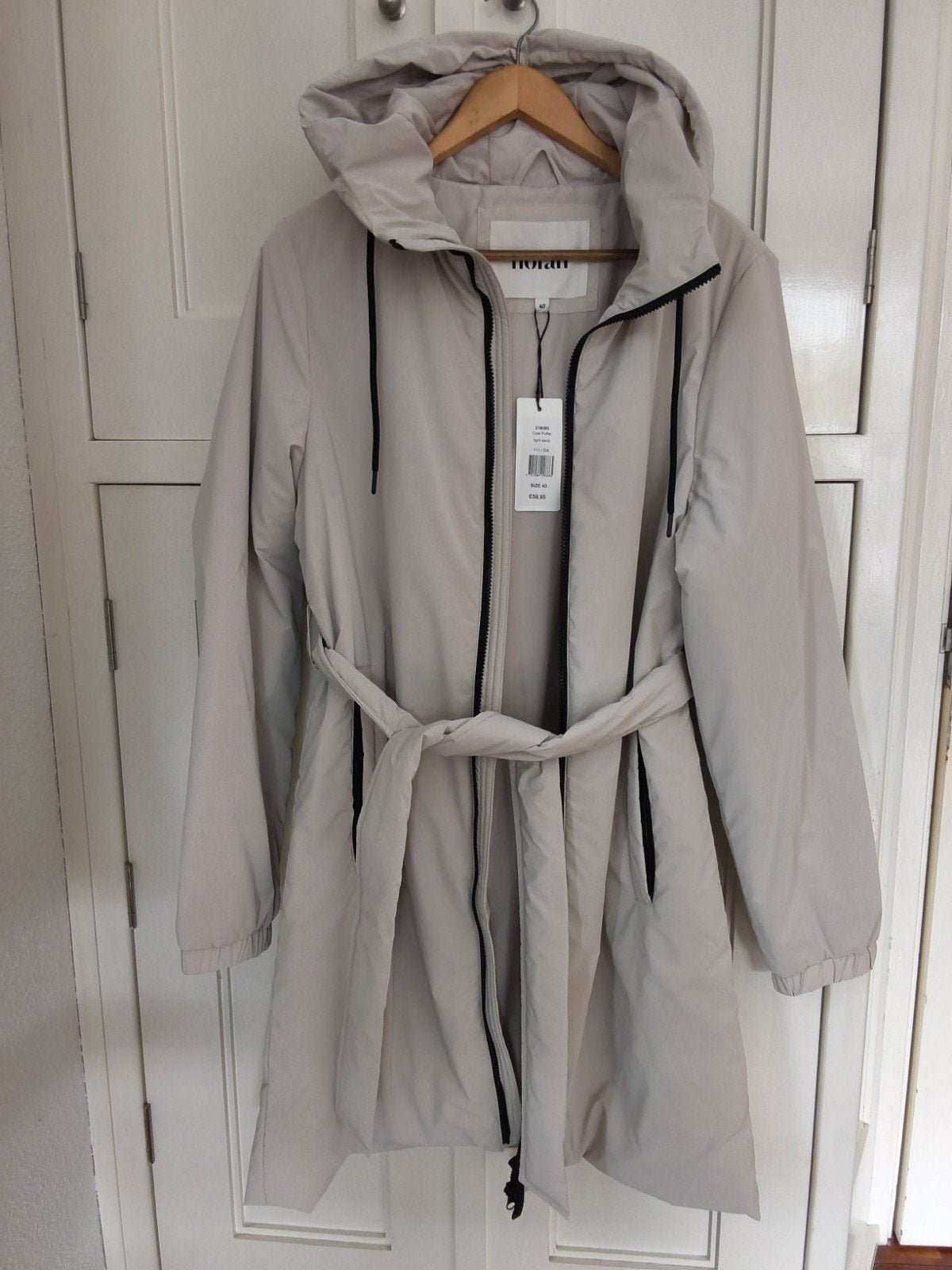 Nieuwe lange puffer jas met capuchon en ceintuur, Nolan, Ophalen, Nieuw, Beige