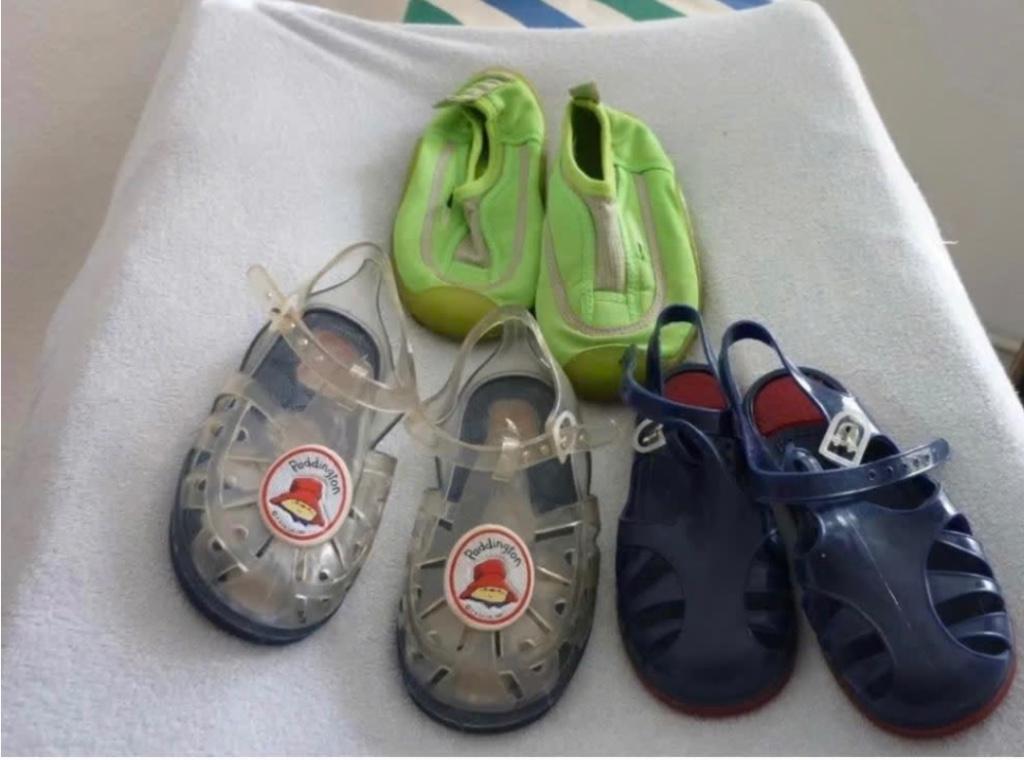 2 paar waterschoenen en 1 paar pantoffels jongen, Kinderen en Baby's, Kinderkleding | Schoenen en Sokken, Ophalen, Gebruikt, Overige typen