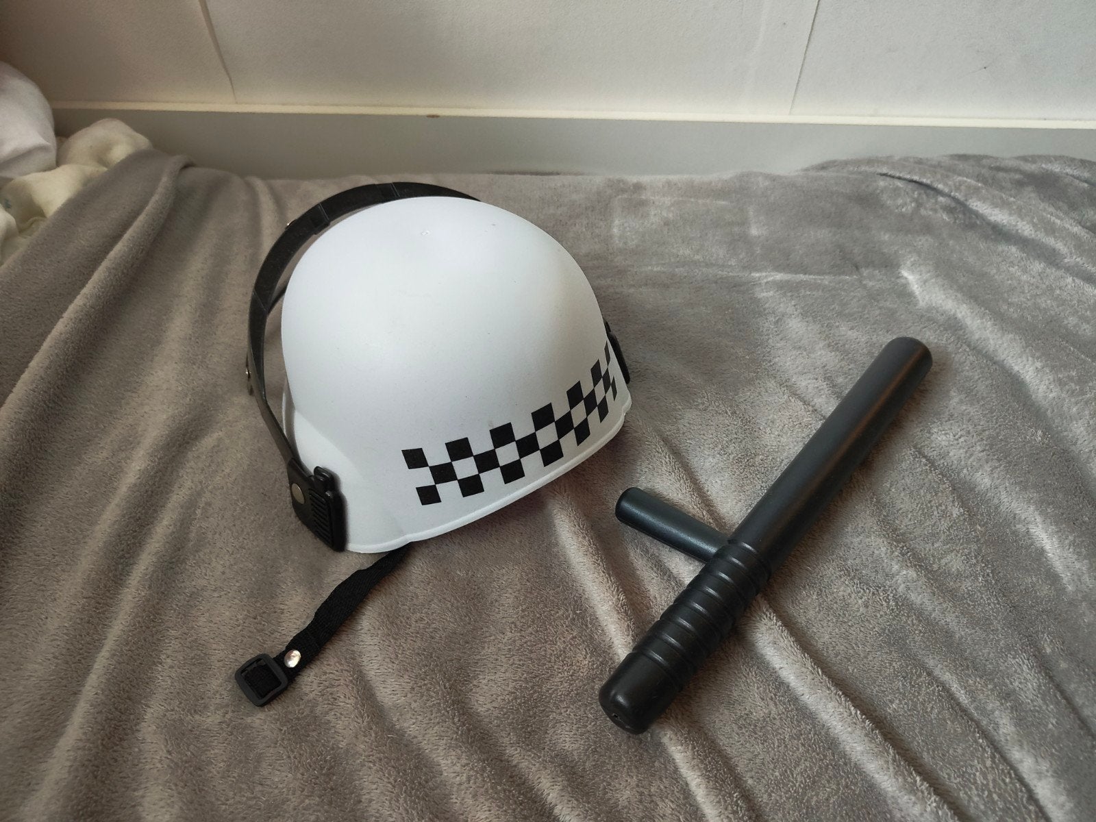 Politiehelm en wapenstok speelgoedset, Ophalen, Zo goed als nieuw, Jongen of Meisje