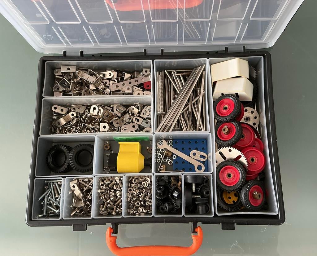 Meccano Collectie: 4 dozen vol + box + 2 modellen (Land Rove, Ophalen, Gebruikt, Auto, Overige merken