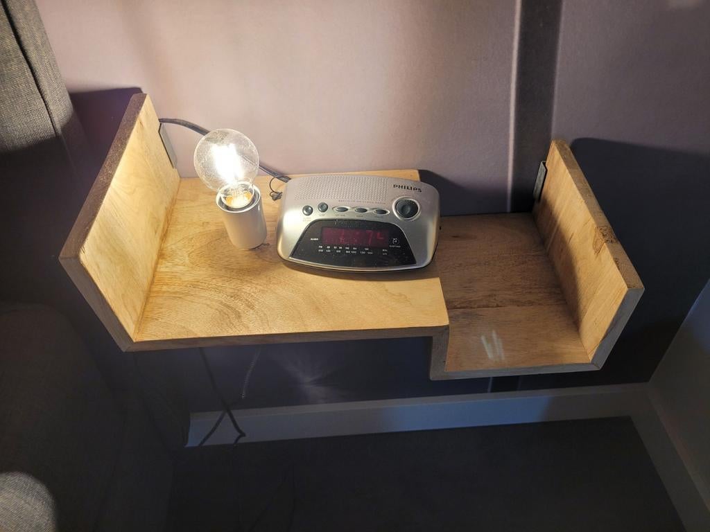 Houten nachtkastje met ingebouwde lamp, Ophalen